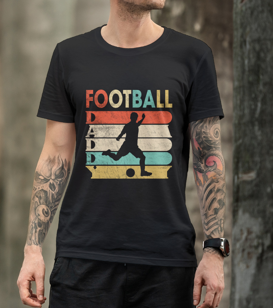 FOOTBALL DADDY Vintage Silhouette Soccer Kicking Retro Stripes T-Shirt