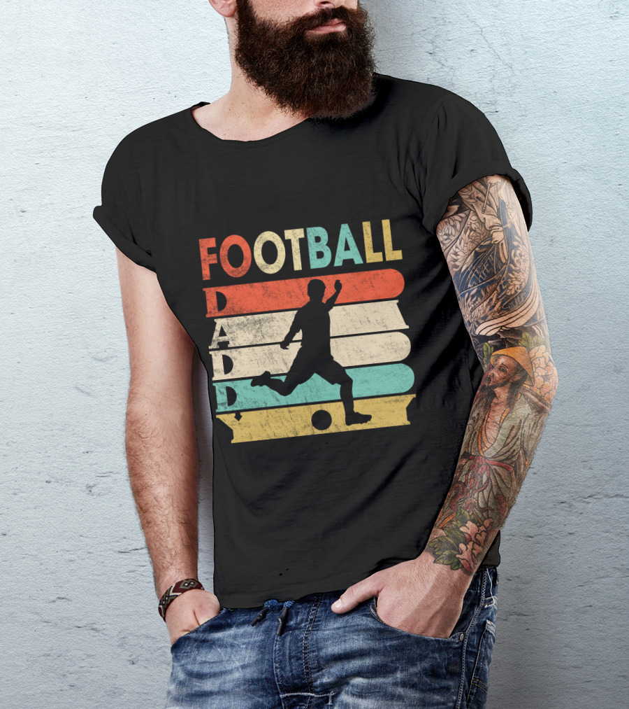 FOOTBALL DADDY Vintage Silhouette Soccer Kicking Retro Stripes T-Shirt