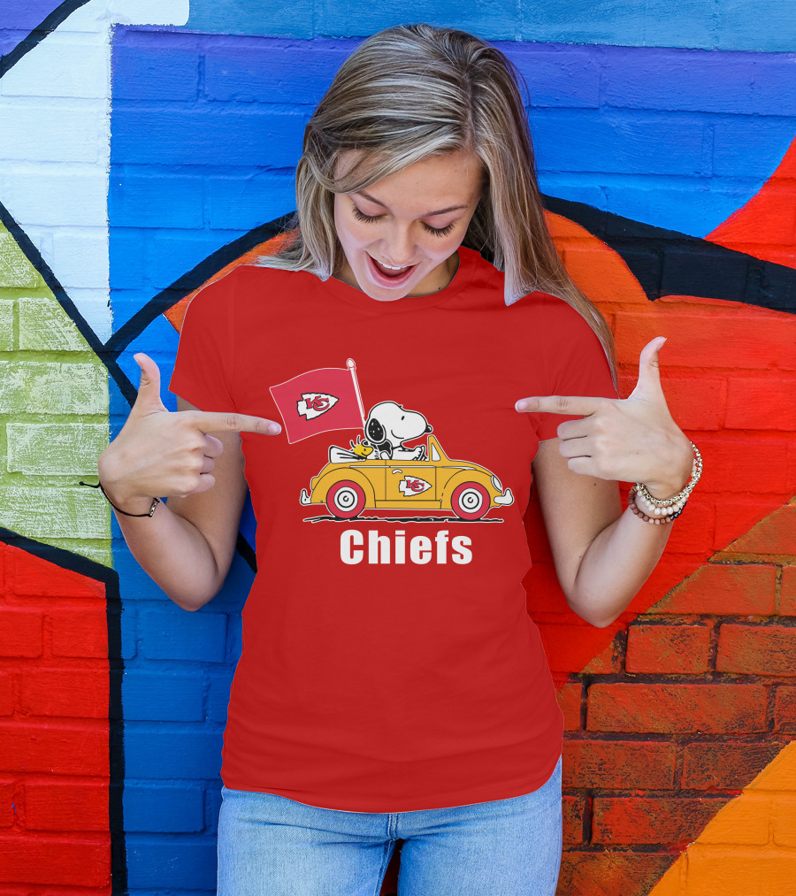 Kansas City Chiefs Snoopy Riding With Woodstock In Yellow Car T-Shirt