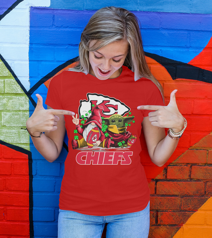 Kansas City Chiefs Leprechauns Gnomes Baby Yoda Hug T-Shirt