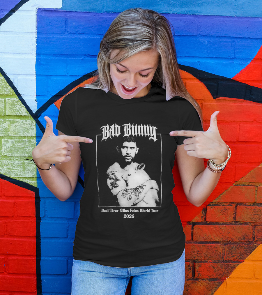 Bad Bunny Hugging Bunny Debi Tirar Mlas Fotos World Tour 2026 T-Shirt
