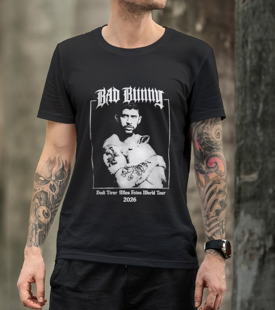 Bad Bunny Hugging Bunny Debi Tirar Mlas Fotos World Tour 2026 T-Shirt