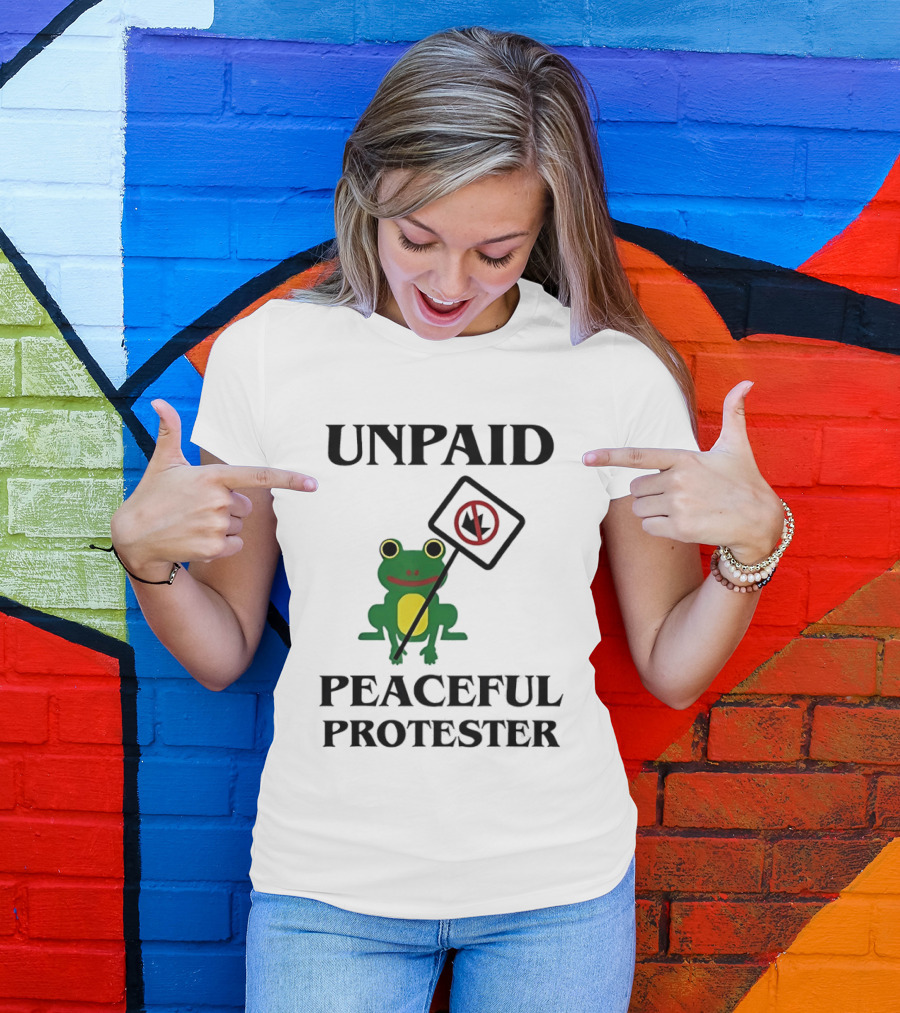 Unpaid Peaceful Protester Frog Holding No King Sign T-Shirt