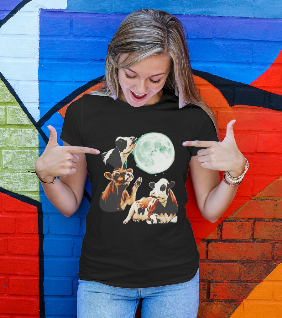 Cow Howling At Moon With Three Cows And Full Moon Scene T-Shirt