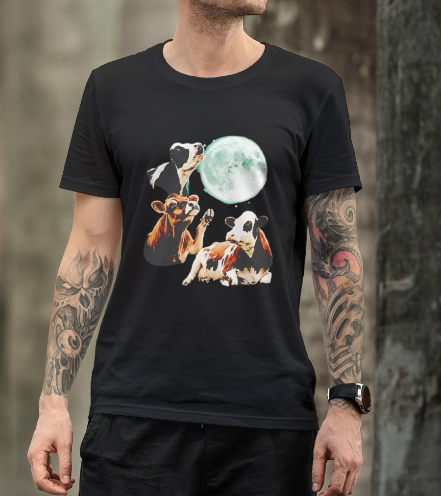 Cow Howling At Moon With Three Cows And Full Moon Scene T-Shirt