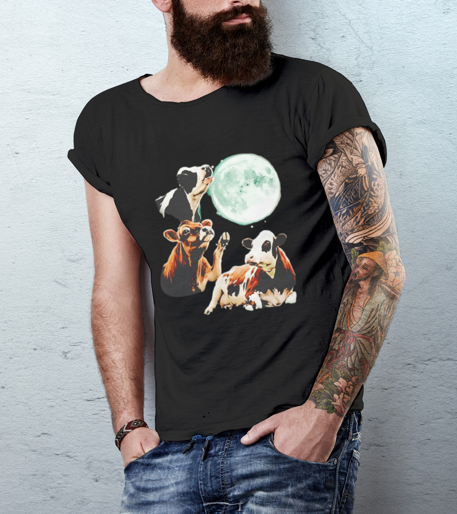 Cow Howling At Moon With Three Cows And Full Moon Scene T-Shirt