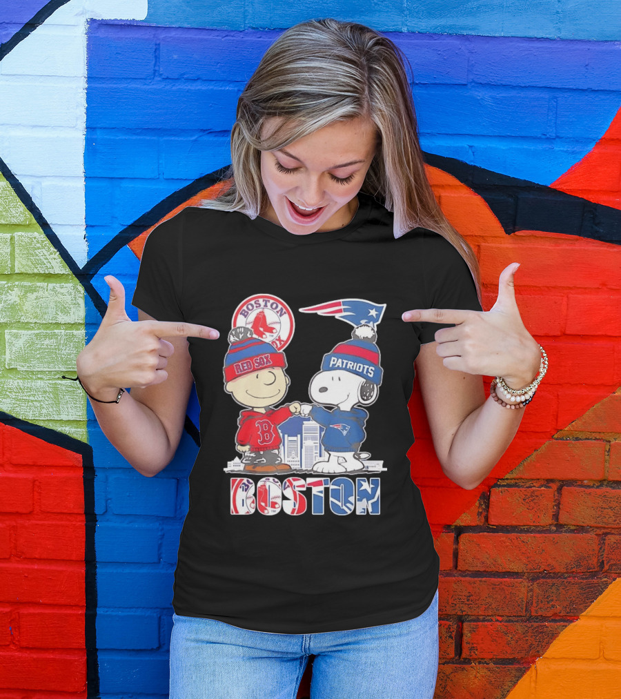 Boston Red Sox And New England Patriots Charlie Brown Snoopy Skyline T-Shirt