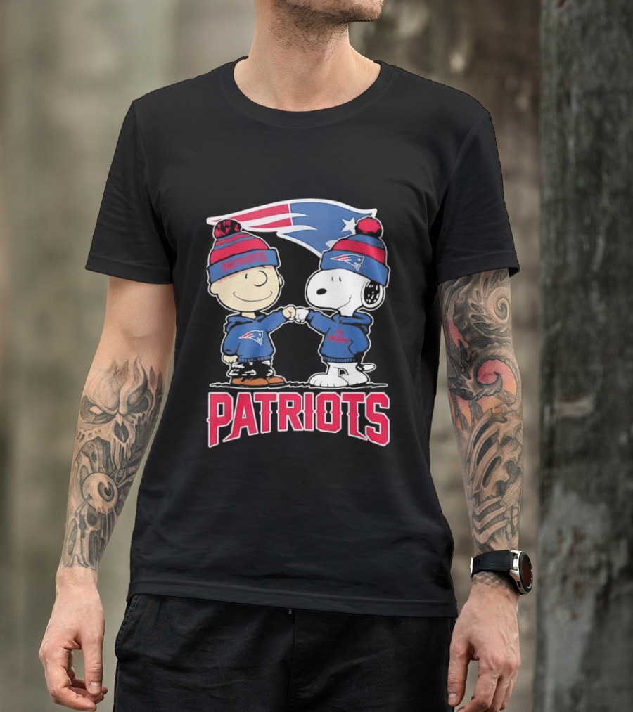 Charlie Brown Snoopy New England Patriots NFL Fist Bump Team Spirit T-Shirt
