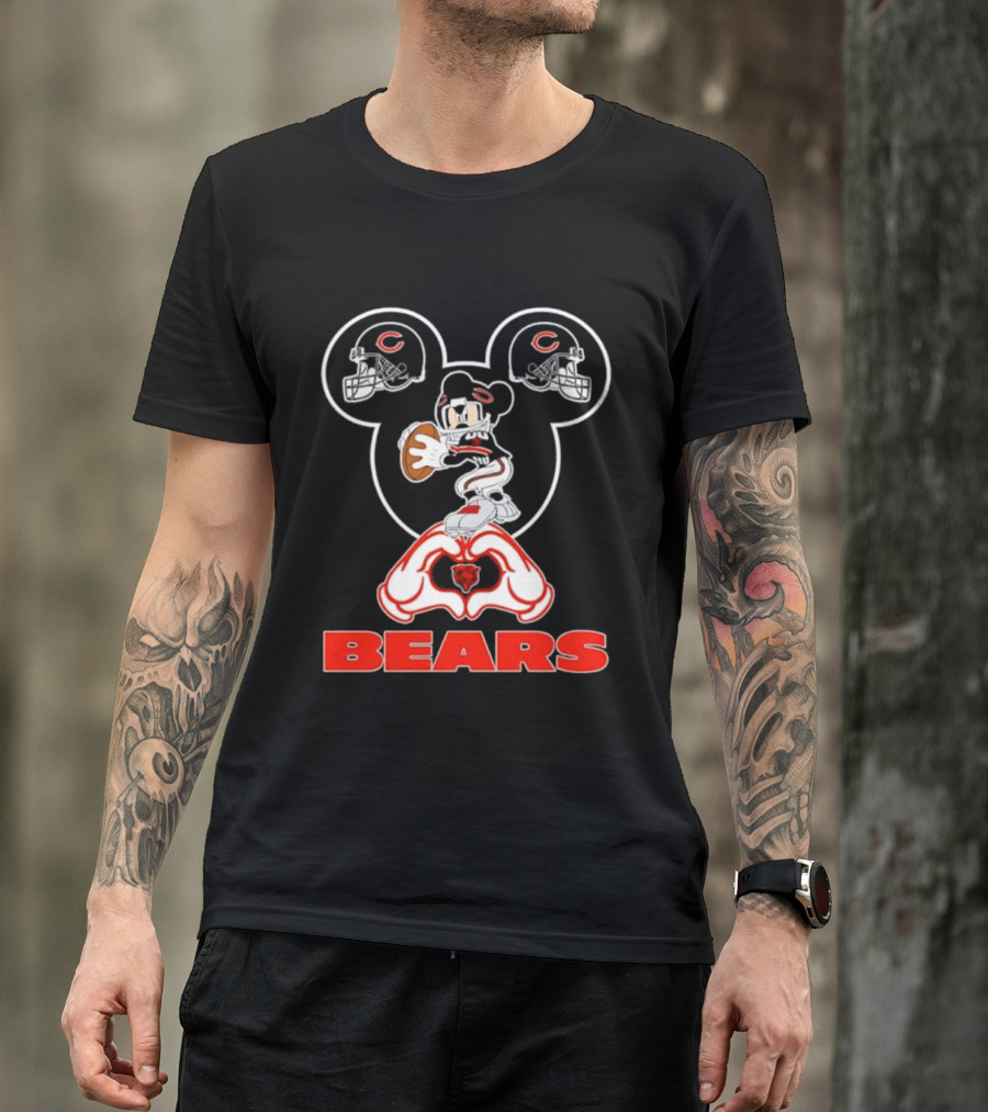 Chicago Bears Mickey Mouse Helmets Love Heart Hands T-Shirt