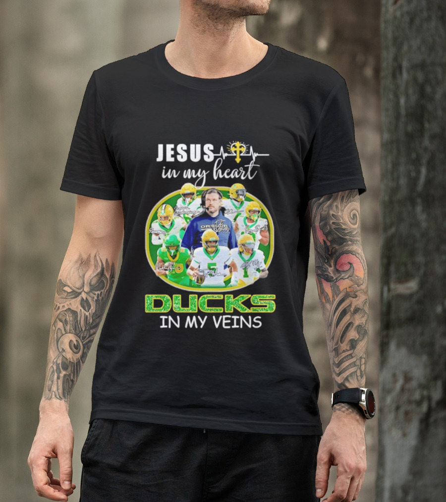 Jesus In My Heart Oregon Ducks In My Veins Football Players Signatures T-Shirt