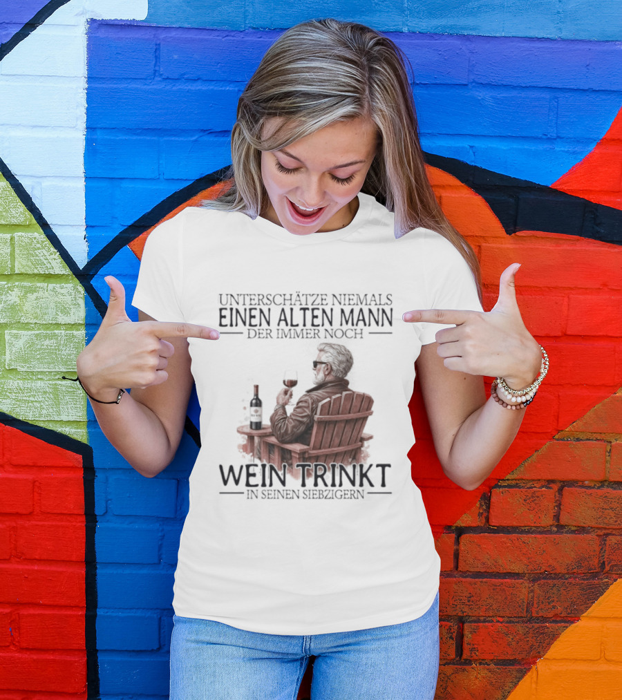 Unterschätze Niemals Einen Alten Mann Der Immer Noch Wein Trinkt In Seinen Siebzigern T-Shirt