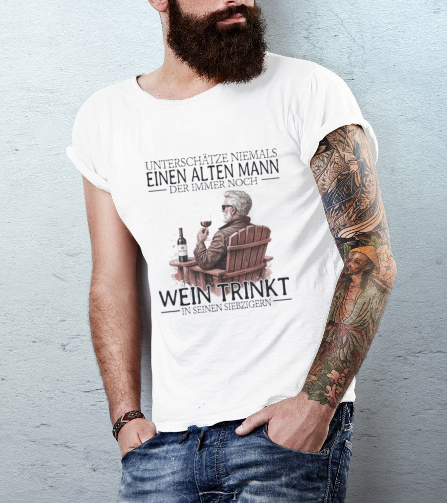 Unterschätze Niemals Einen Alten Mann Der Immer Noch Wein Trinkt In Seinen Siebzigern T-Shirt