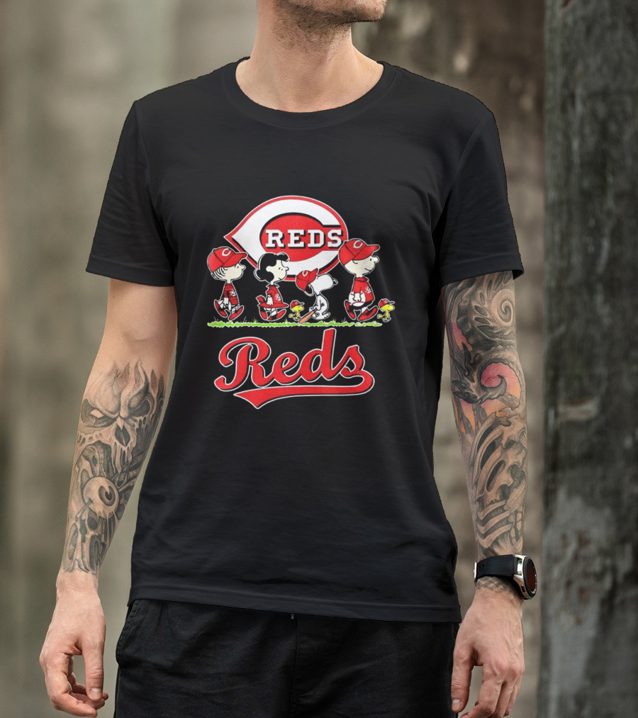 Snoopy Charlie Brown Linus Lucy Cincinnati Reds Baseball T-Shirt