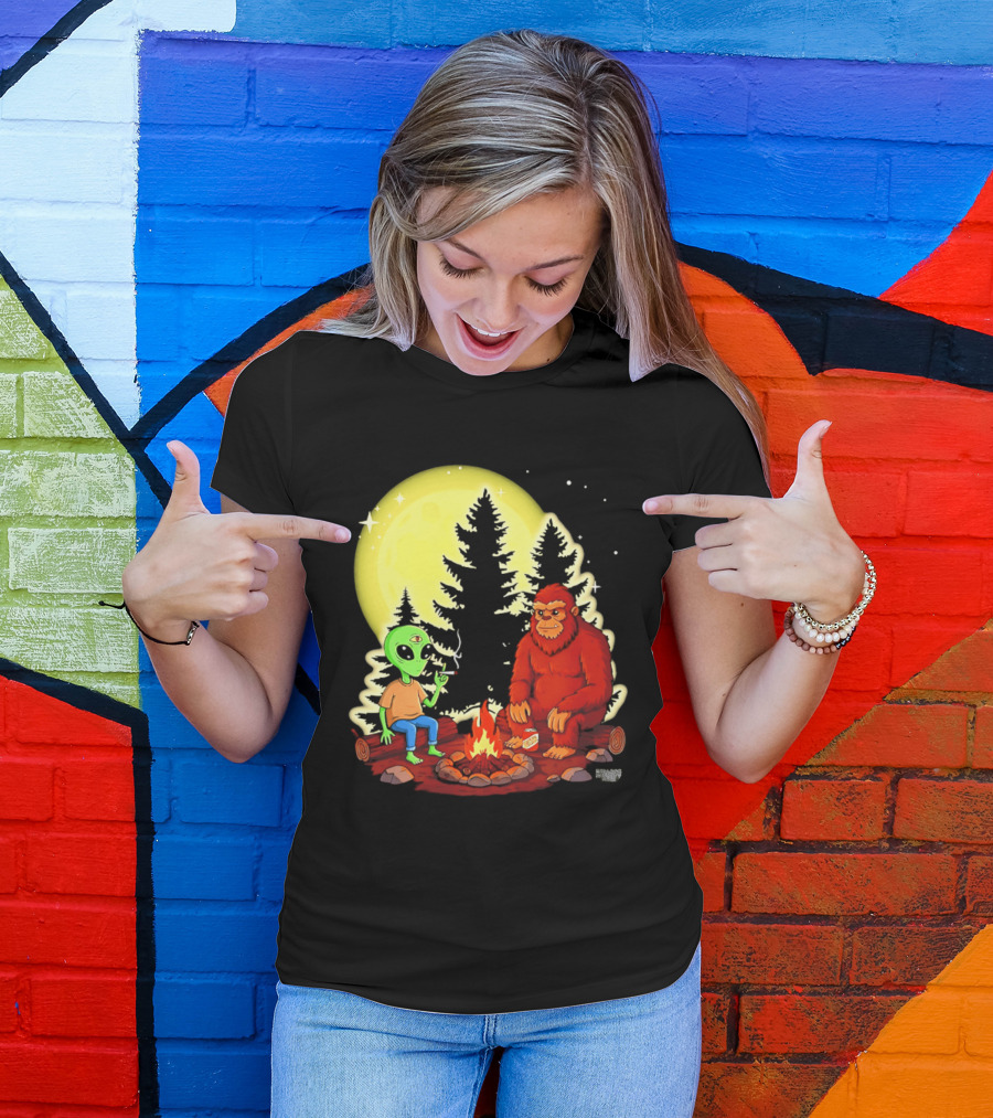 Bigfoot And Alien Campfire Night Under Full Moon T-Shirt