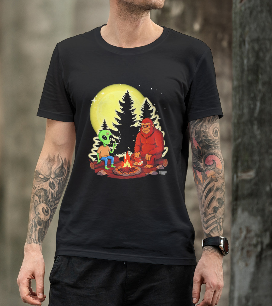 Bigfoot And Alien Campfire Night Under Full Moon T-Shirt