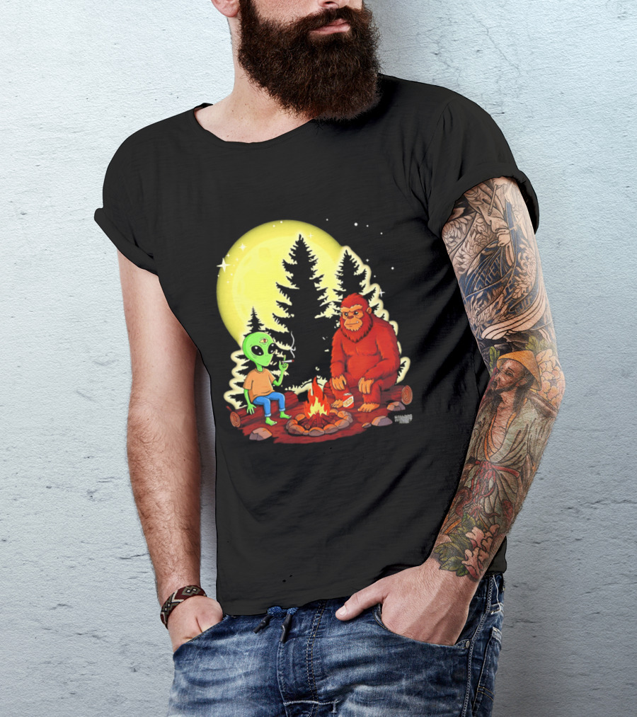 Bigfoot And Alien Campfire Night Under Full Moon T-Shirt