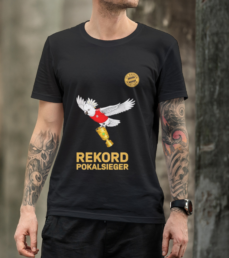 FC Bayern Munchen Rekord Pokalsieger Cockatoo With Trophy T-Shirt