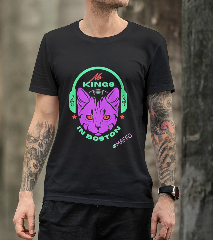 No Kings In Boston Cat With Headphones #Maffo T-Shirt
