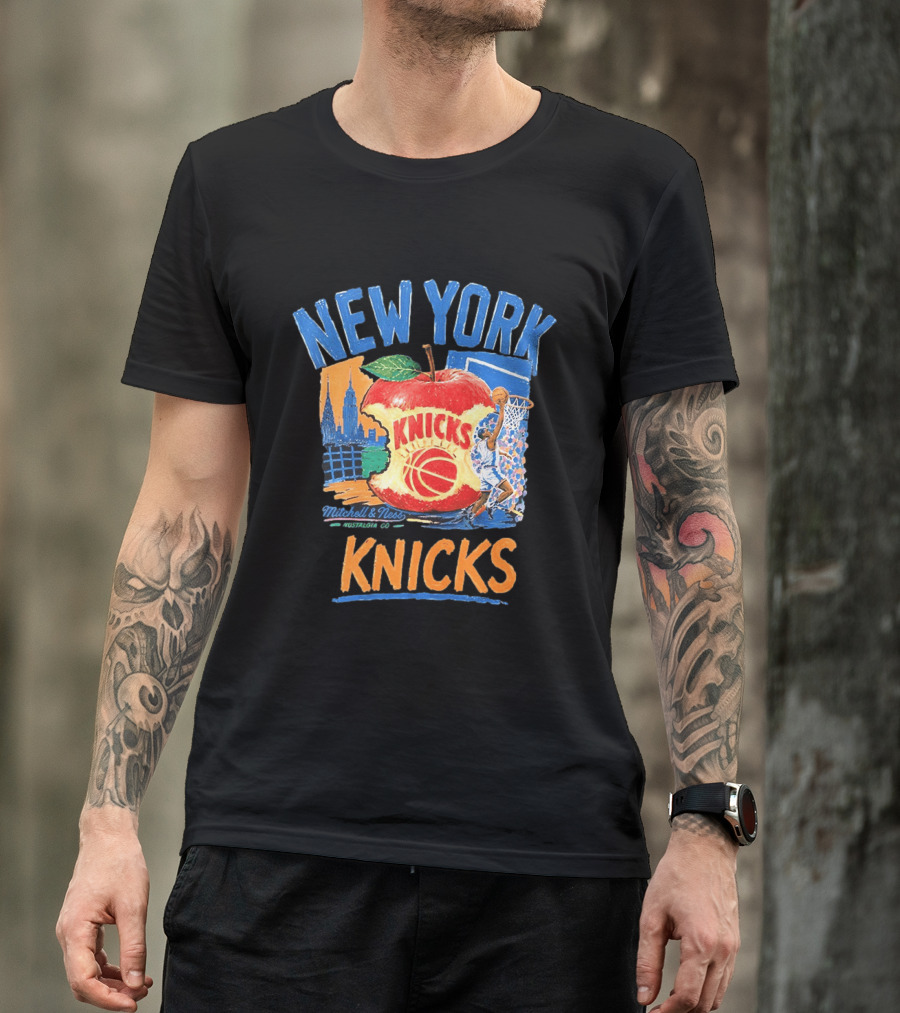 Mitchell & Ness New York Knicks NBA Apple Skyline Basketball Dunk Scene T-Shirt