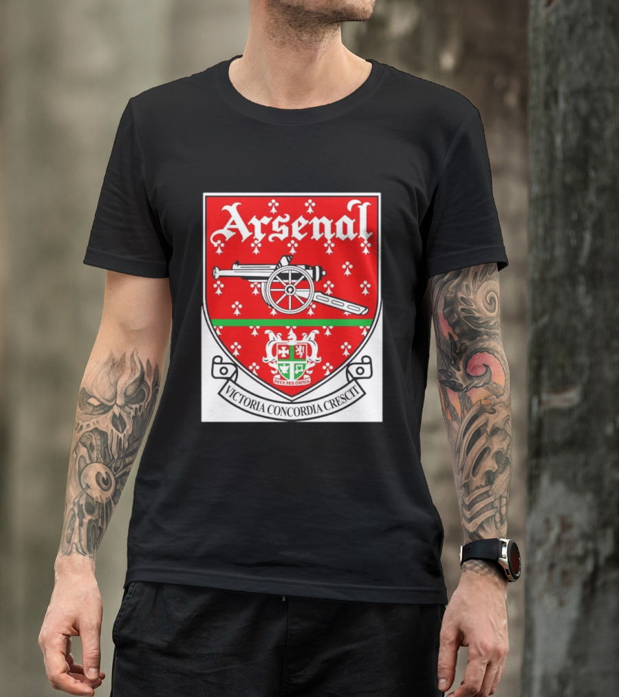 Arsenal FC Victoria Concordia Crescit Deus Per Omnia Crest Featuring Classic Cannon And Shield T-Shirt