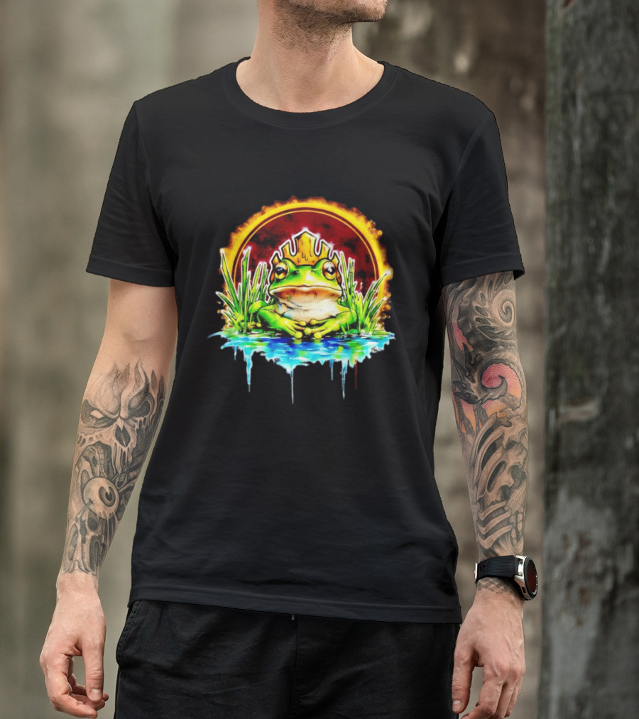 Frog King Crown Pond Nature Amphibian Wildlife Majestic Regal Water Scene T-Shirt
