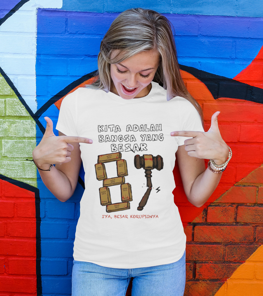 Kita Adalah Bangsa Yang Besar Iya Besar Korupsinya Gold Bars And Gavel T-Shirt