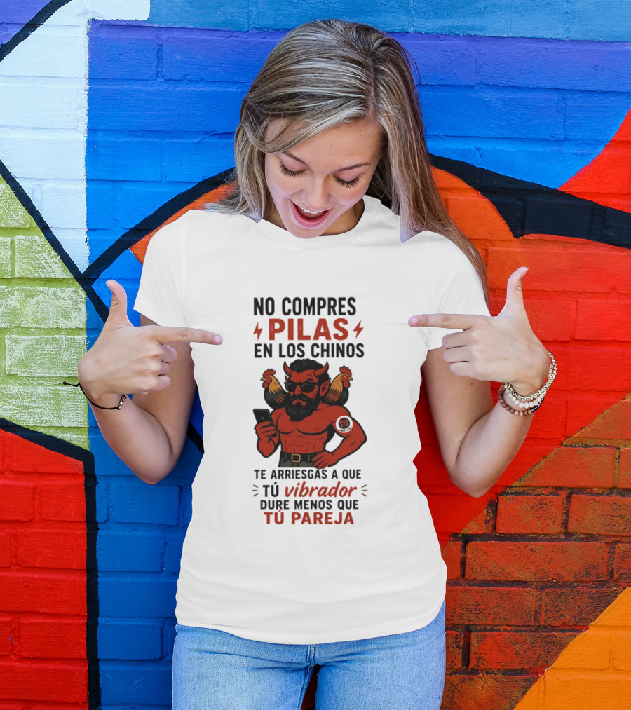 No Compres Pilas En Los Chinos Te Arriesgas A Que Tu Vibrador Dure Menos Que Tu Pareja Demonio Rojo Con Gallos Vibrador Humorístico T-Shirt