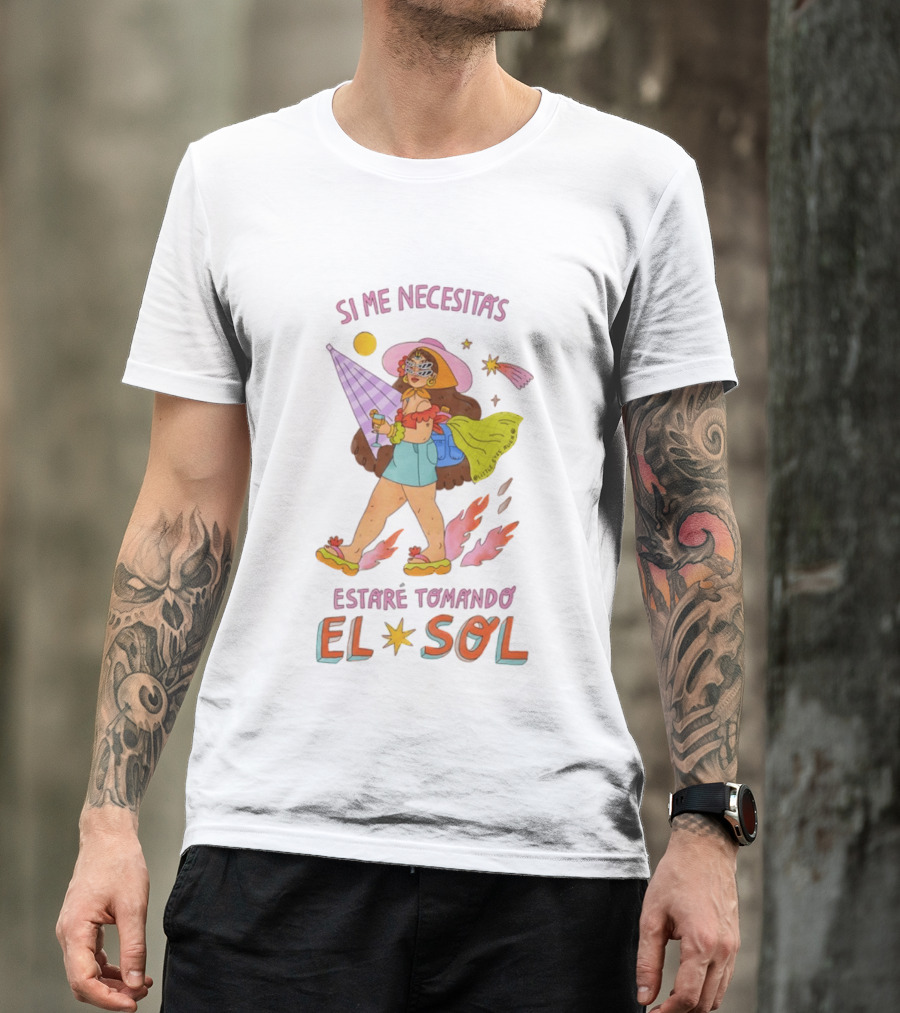 Si Me Necesitas Estaré Tomando El Sol Mujer Con Sombrero De Verano Y Cóctel Retro Vacaciones T-Shirt
