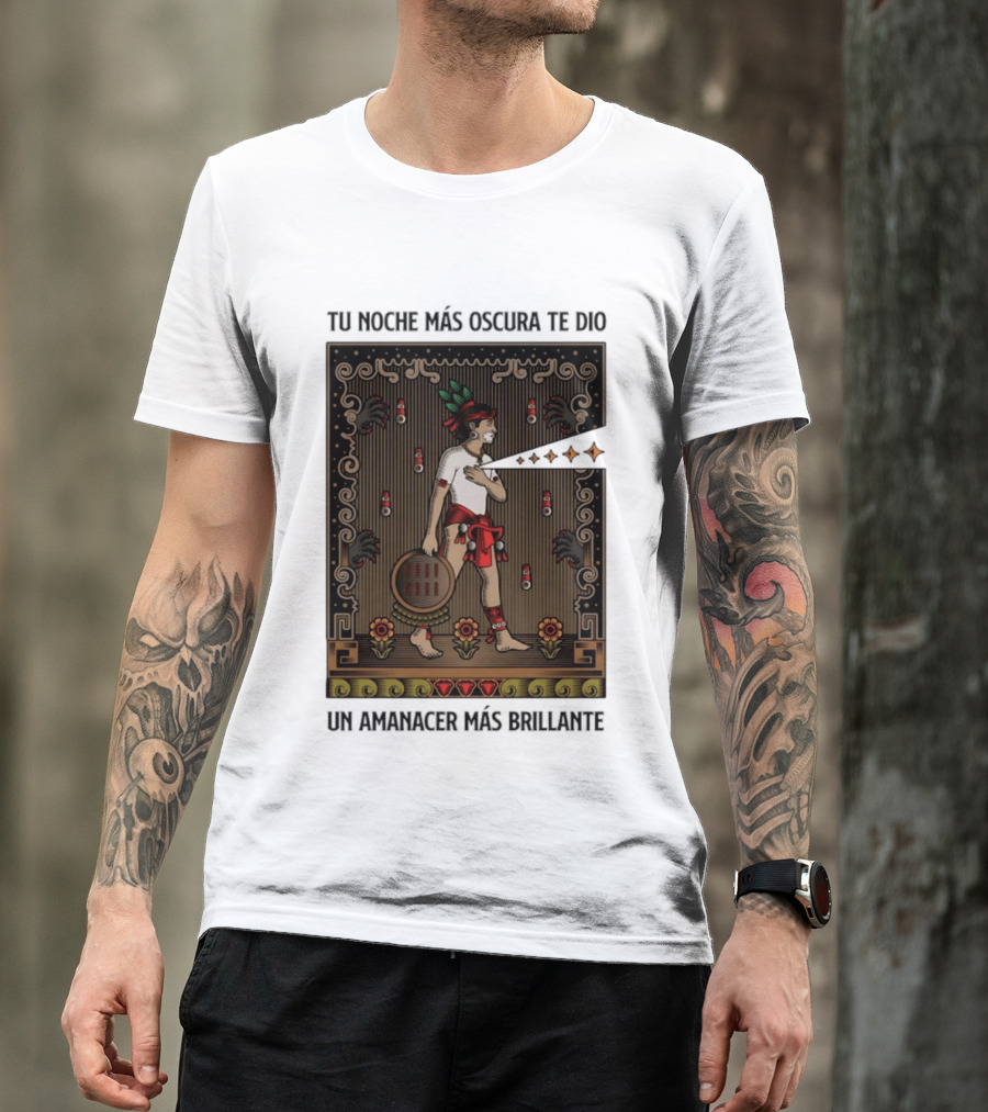 Tu Noche Más Oscura Te Dio Un Amanecer Más Brillante Guerrero Azteca Arte Mexicano Tradicional T-Shirt