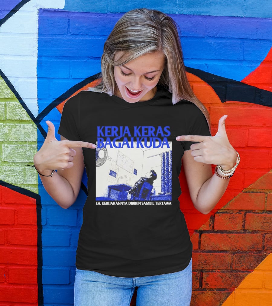 Kerja Keras Bagai Kuda Eh Kebijakannya Dibikin Sambil Tertawa Komik Pria Duduk Meja Dan Layar T-Shirt