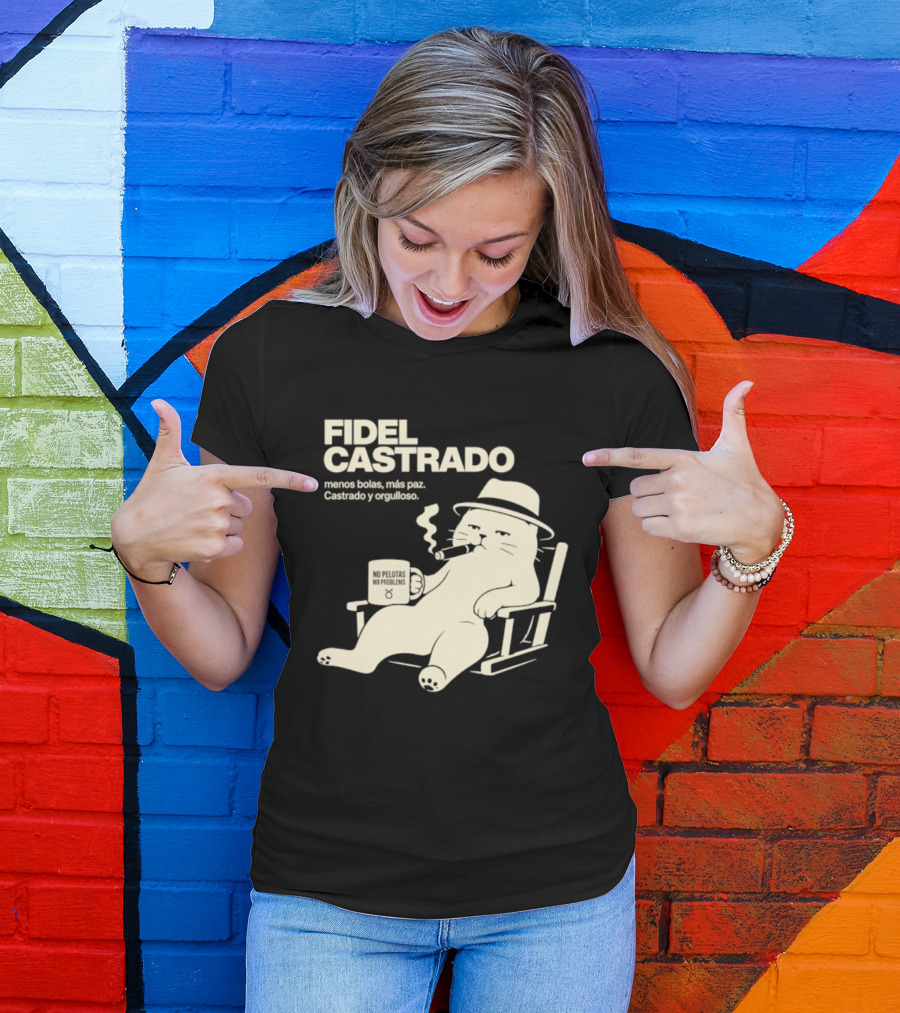 Fidel Castrado Menos Bolas Mas Paz Cat Con Silla Sombrero Cigarro T-Shirt