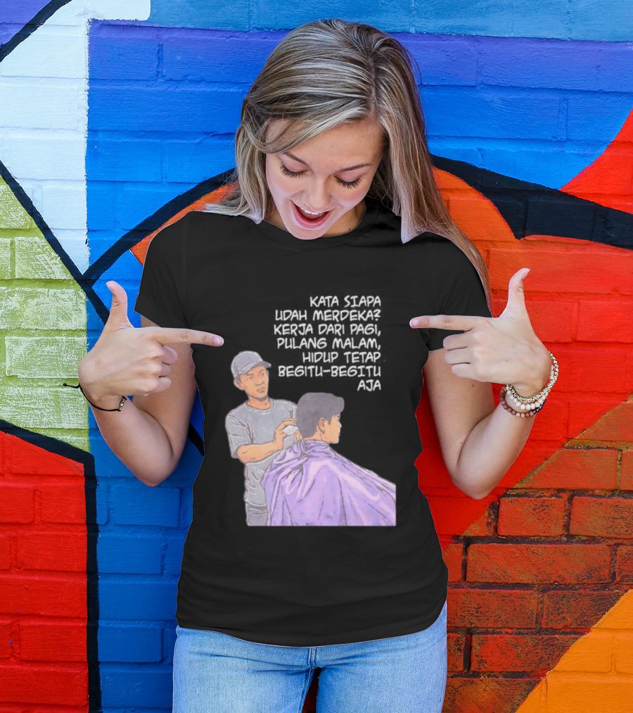 Kata Siapa Udah Merdeka Kerja Dari Pagi Pulang Malam Hidup Tetap Begitu Begitu Aja Barber T-Shirt