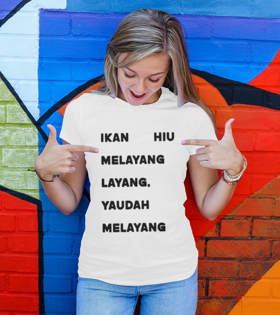 Ikan Hiu Melayang Layang Yaudah Melayang Floating Shark Trend T-Shirt