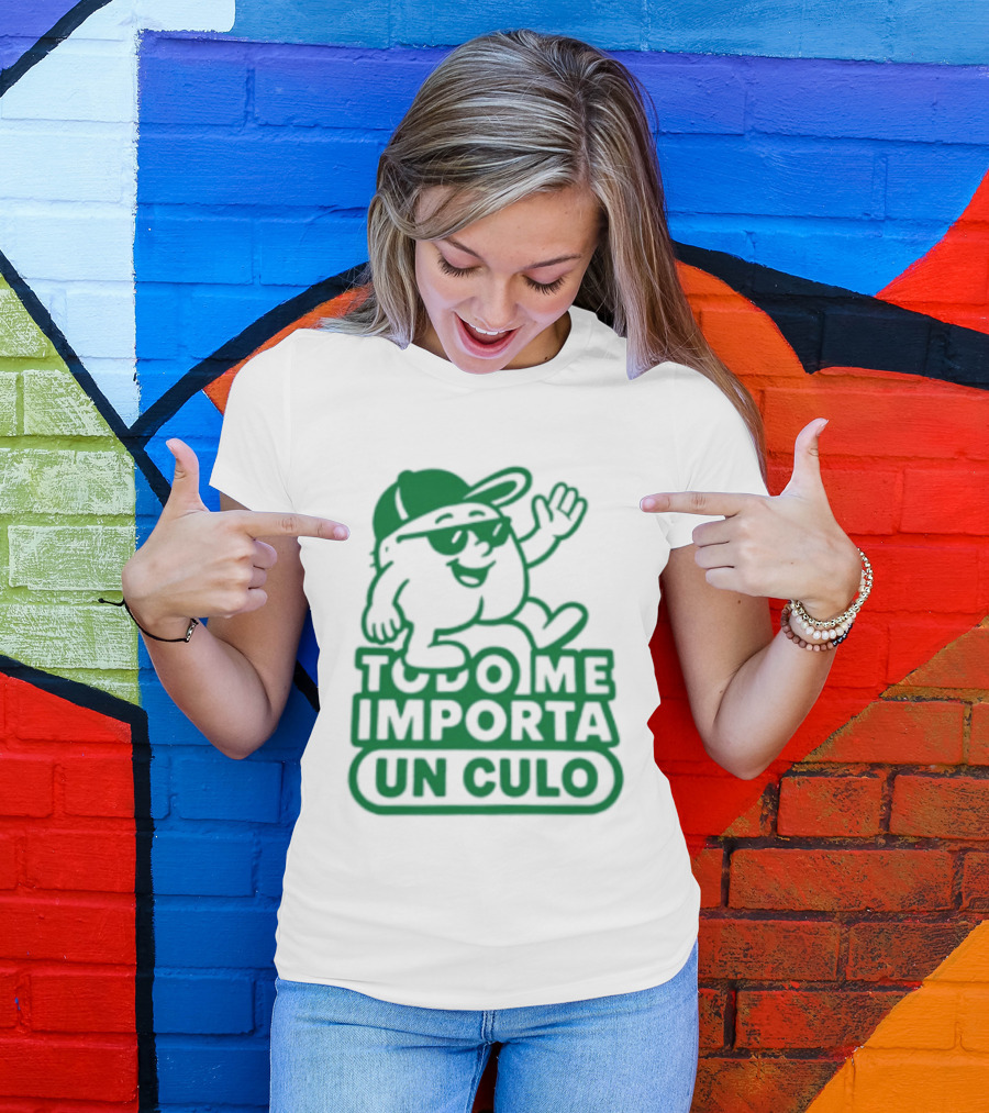 Todo Me Importa Un Culo Caracter Con Gafas Y Gorra Verde T-Shirt