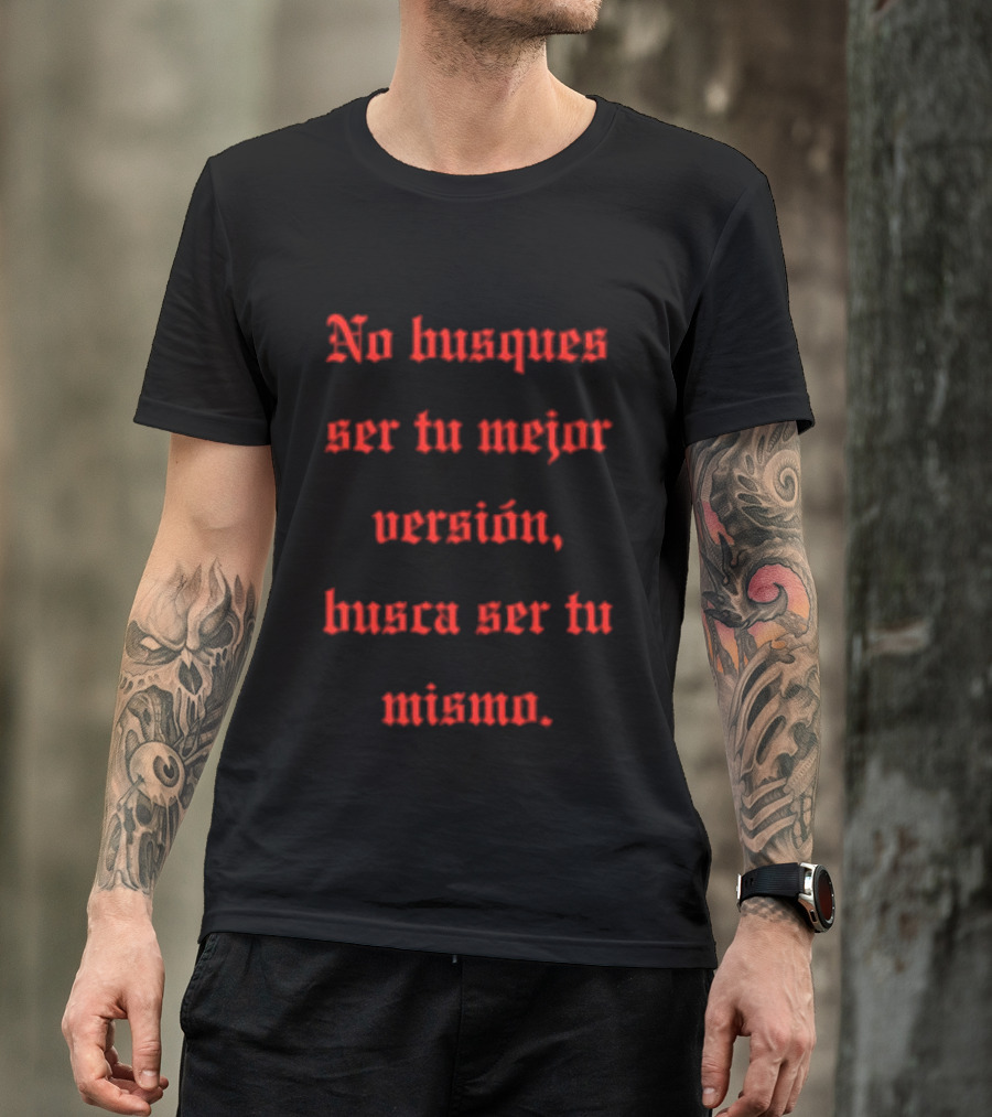 No Busques Ser Tu Mejor Versión Busca Ser Tu Mismo Frase Motivacional Texto Rojo Estilo Gótico T-Shirt