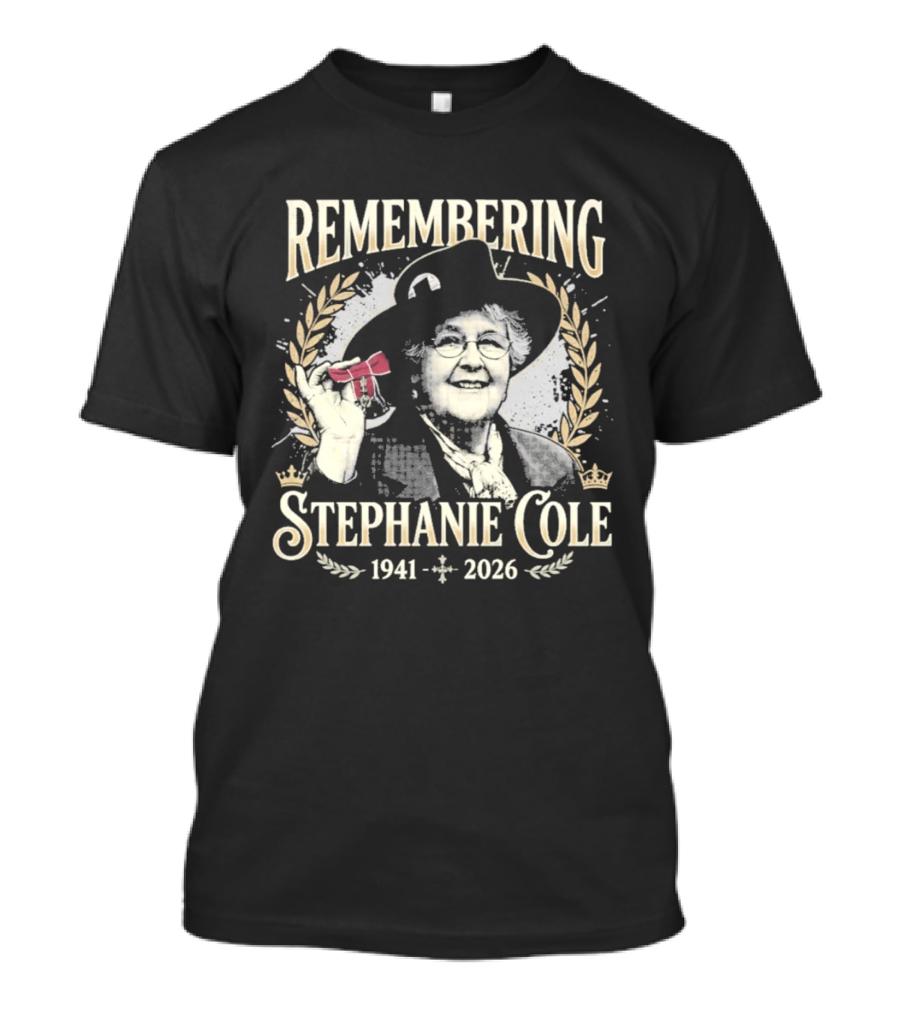 Remembering Stephanie Cole 1941 2026 Red Bow Laurel Wreath T-Shirt