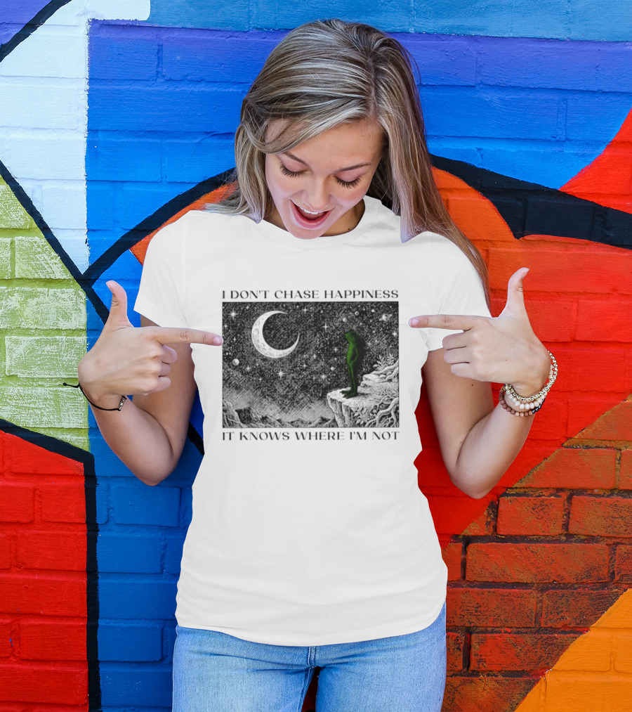 I Don't Chase Happiness It Knows Where I'm Not Frog Moonlit Starry Night T-Shirt