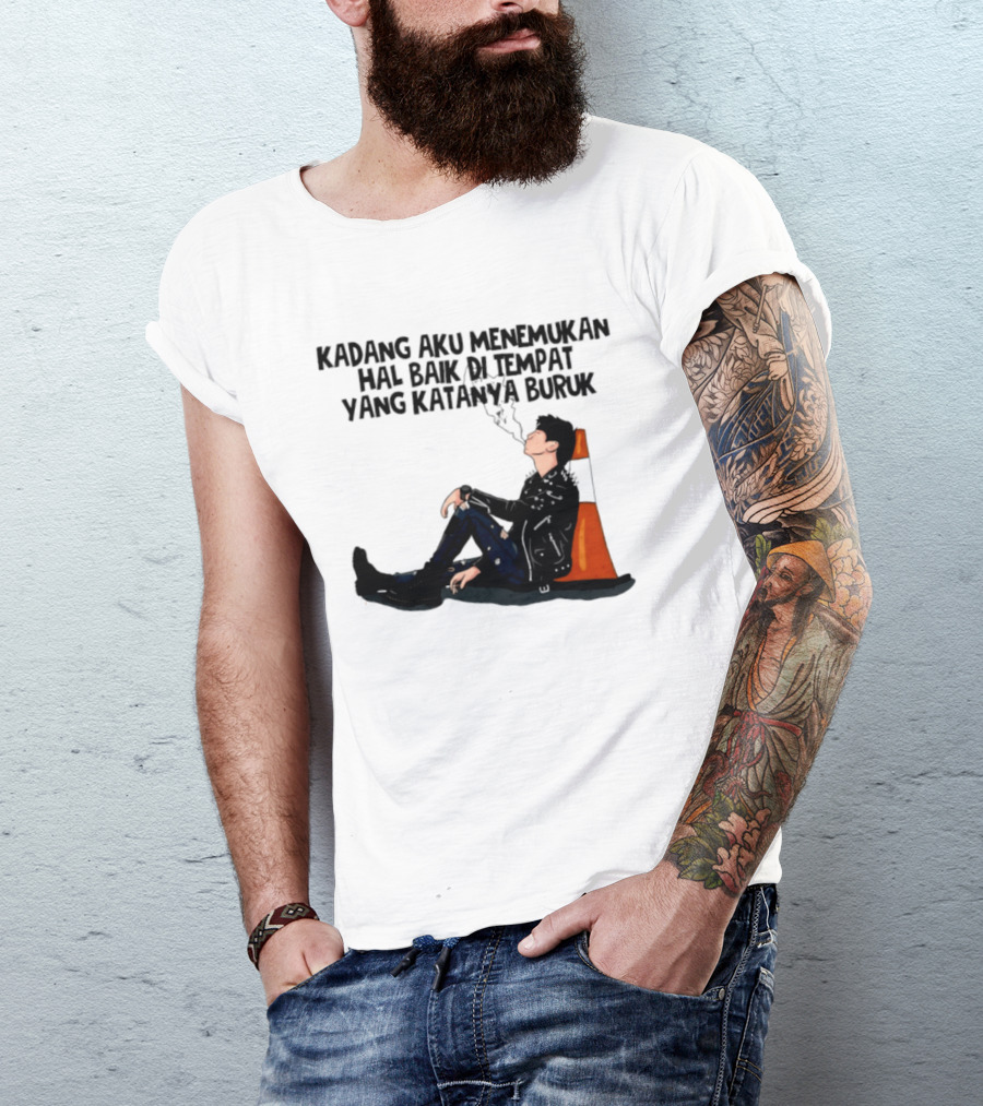 Kadang Aku Menemukan Hal Baik Di Tempat Yang Katanya Buruk Dengan Sosok Beristirahat Di Kursi Oranye T-Shirt