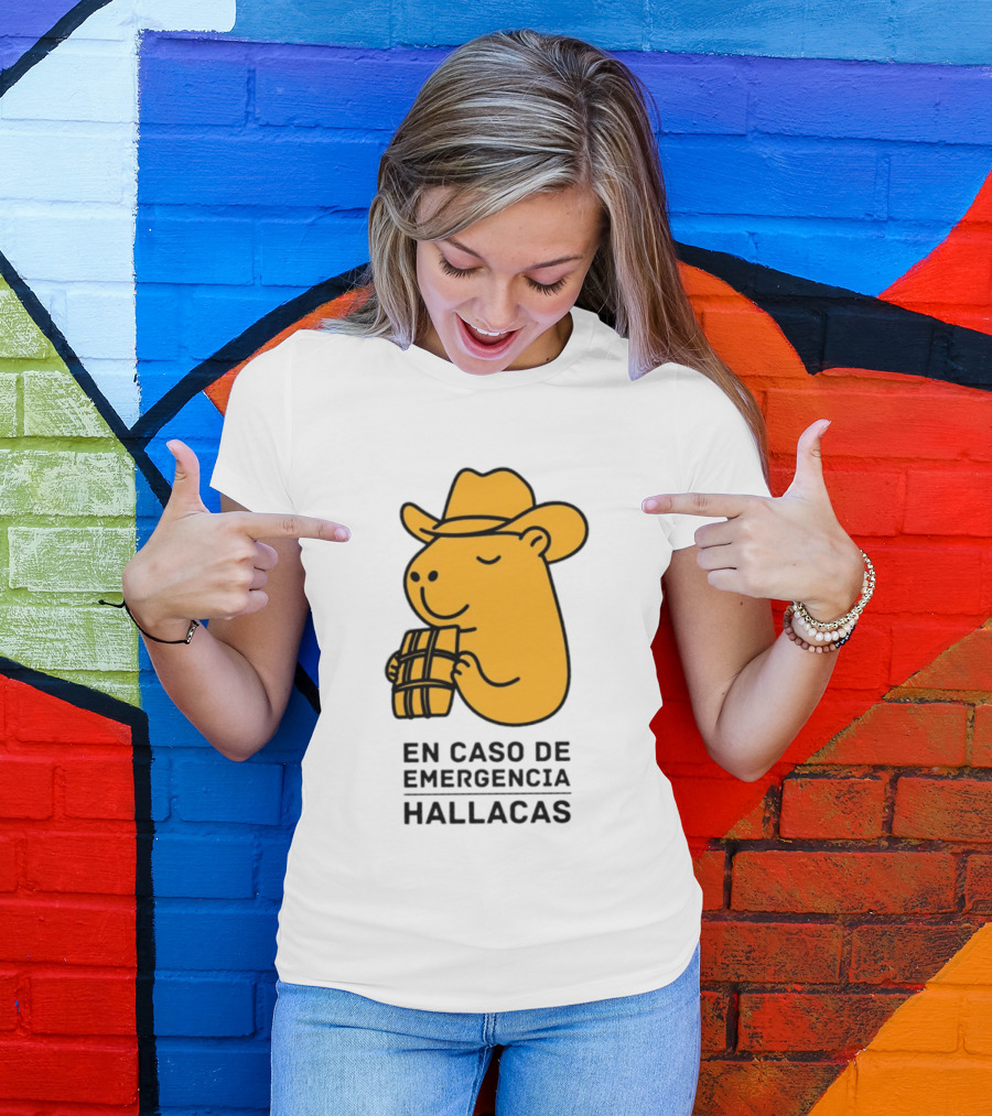 En Caso De Emergencia Hallacas Capybara Cowboy Hat T-Shirt