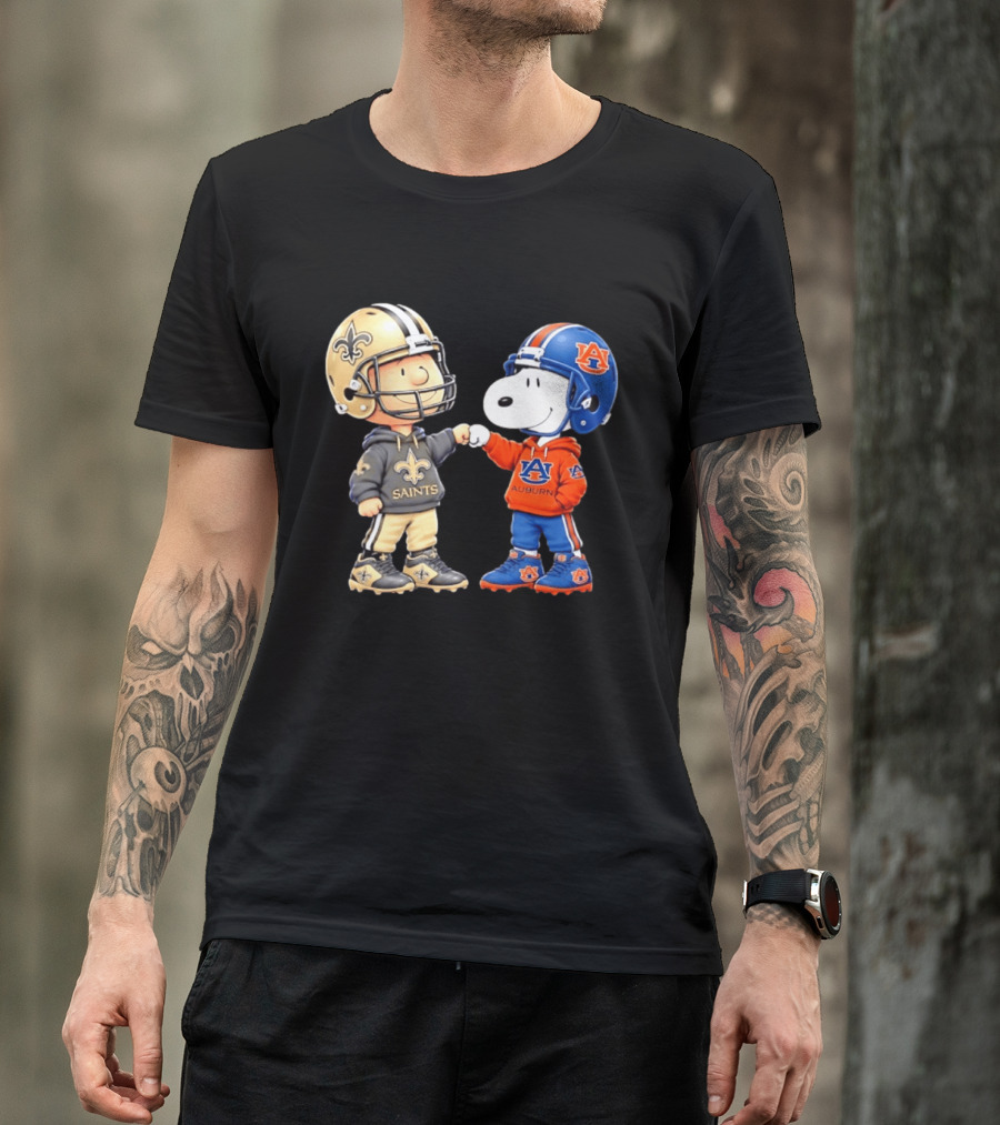 Charlie Brown Saints And Snoopy Auburn Tigers Fist Bump Football T-Shirt