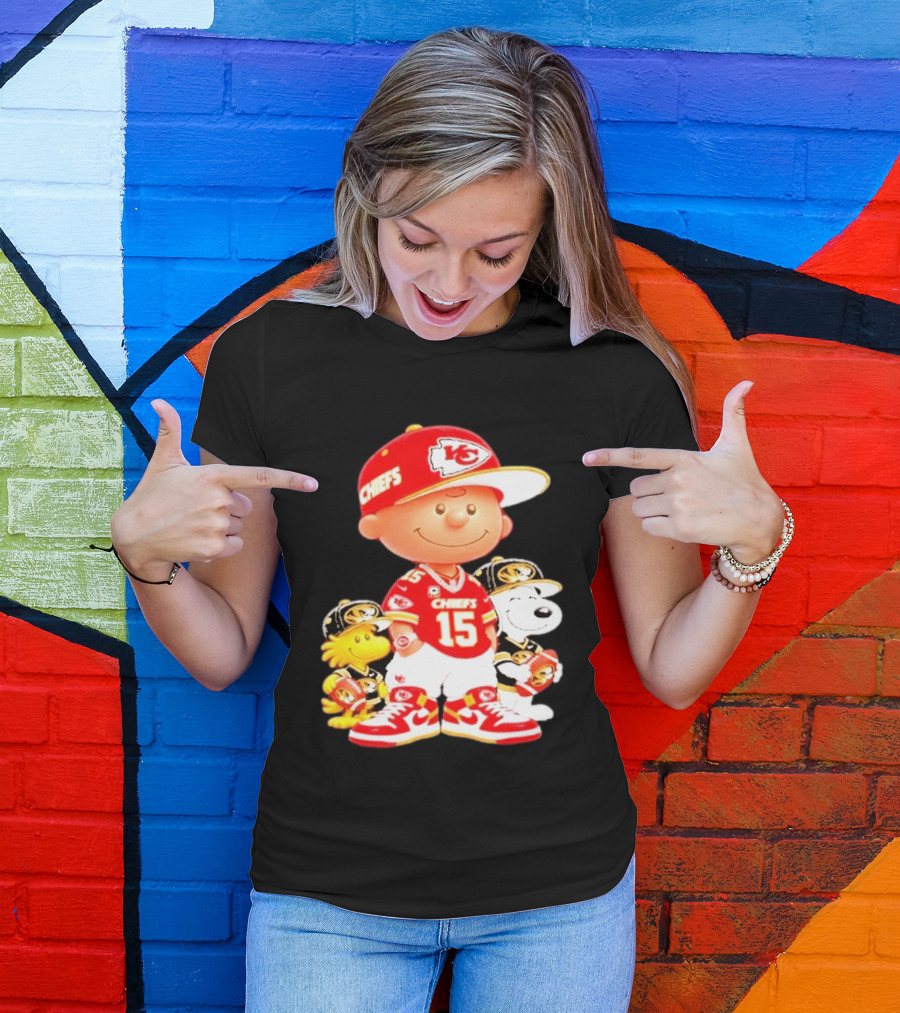 Peanuts Chiefs Patrick Mahomes Football Kansas City Charlie Brown Snoopy Woodstock T-Shirt