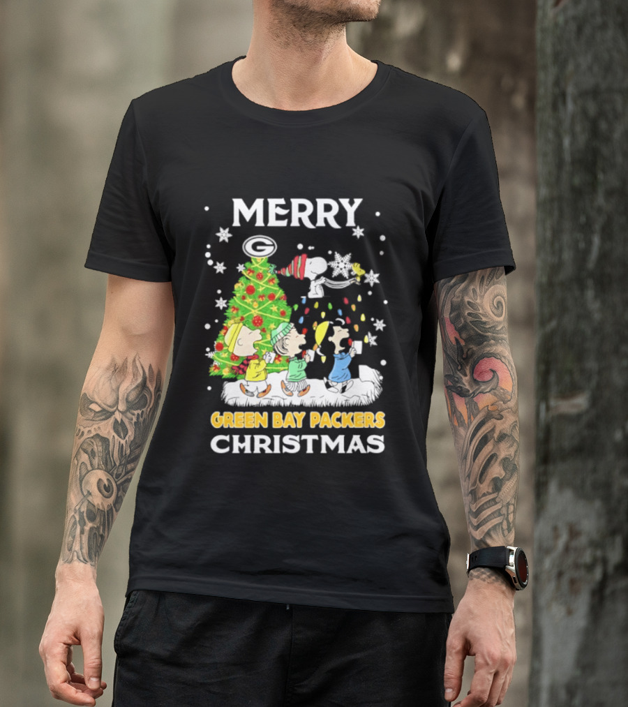 Merry Green Bay Packers Peanuts Christmas Caroling With Snoopy And Woodstock T-Shirt