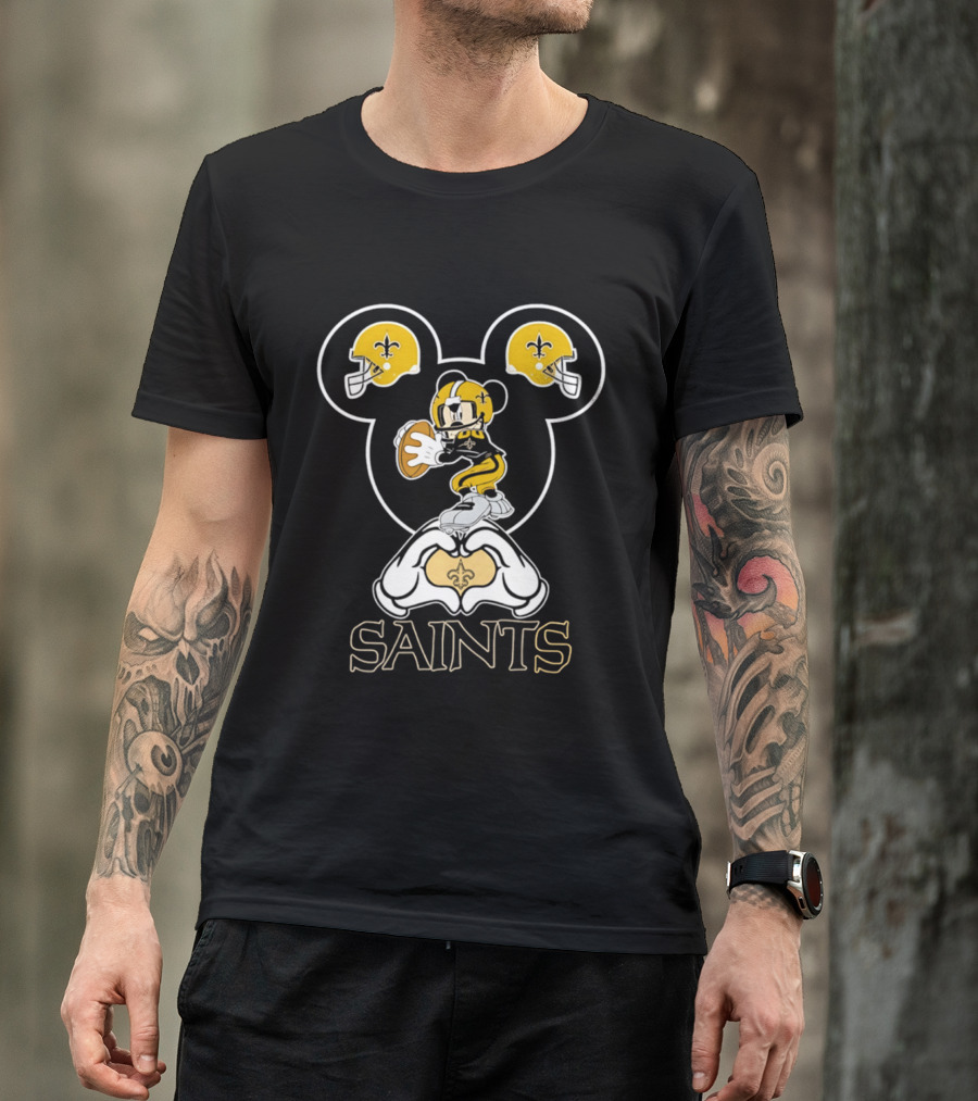 New Orleans Saints Mickey Mouse Football Heart Hands T-Shirt