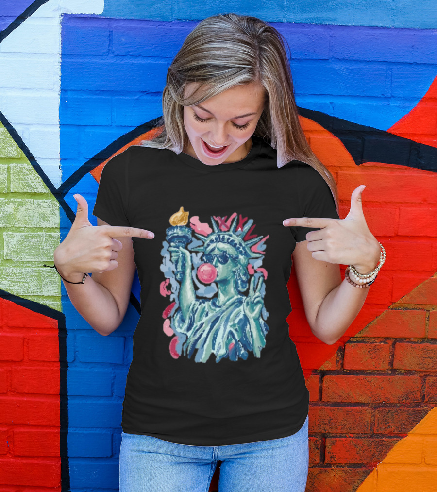 Statue Of Liberty With Bubble Gum And Peace Sign For 4th Of July T-Shirt