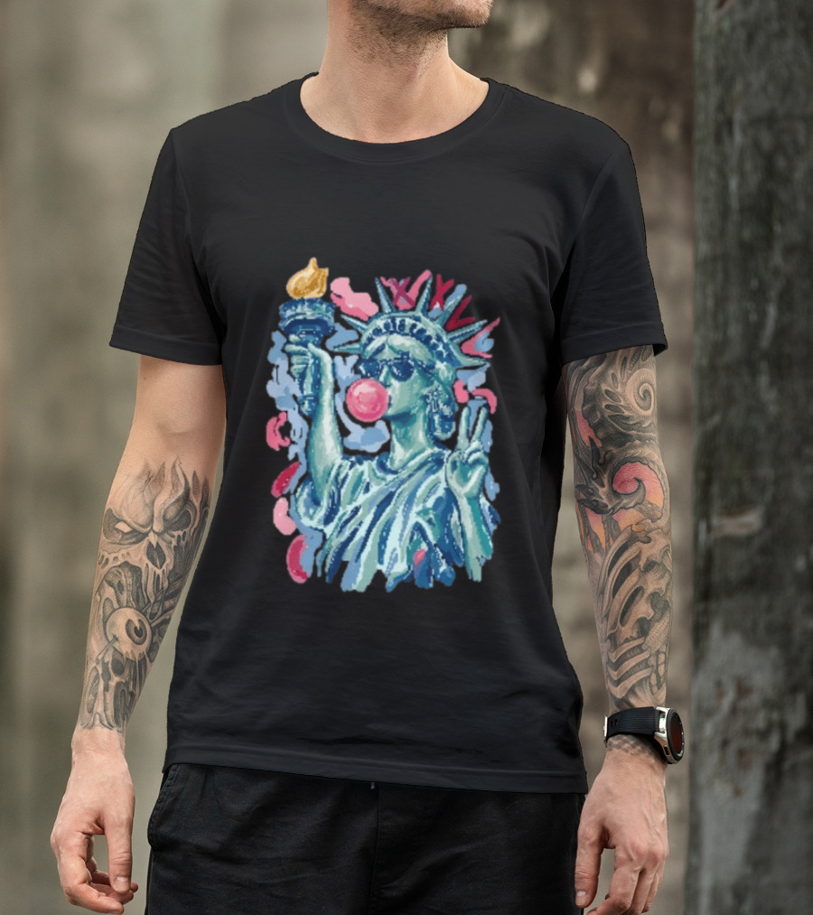 Statue Of Liberty With Bubble Gum And Peace Sign For 4th Of July T-Shirt