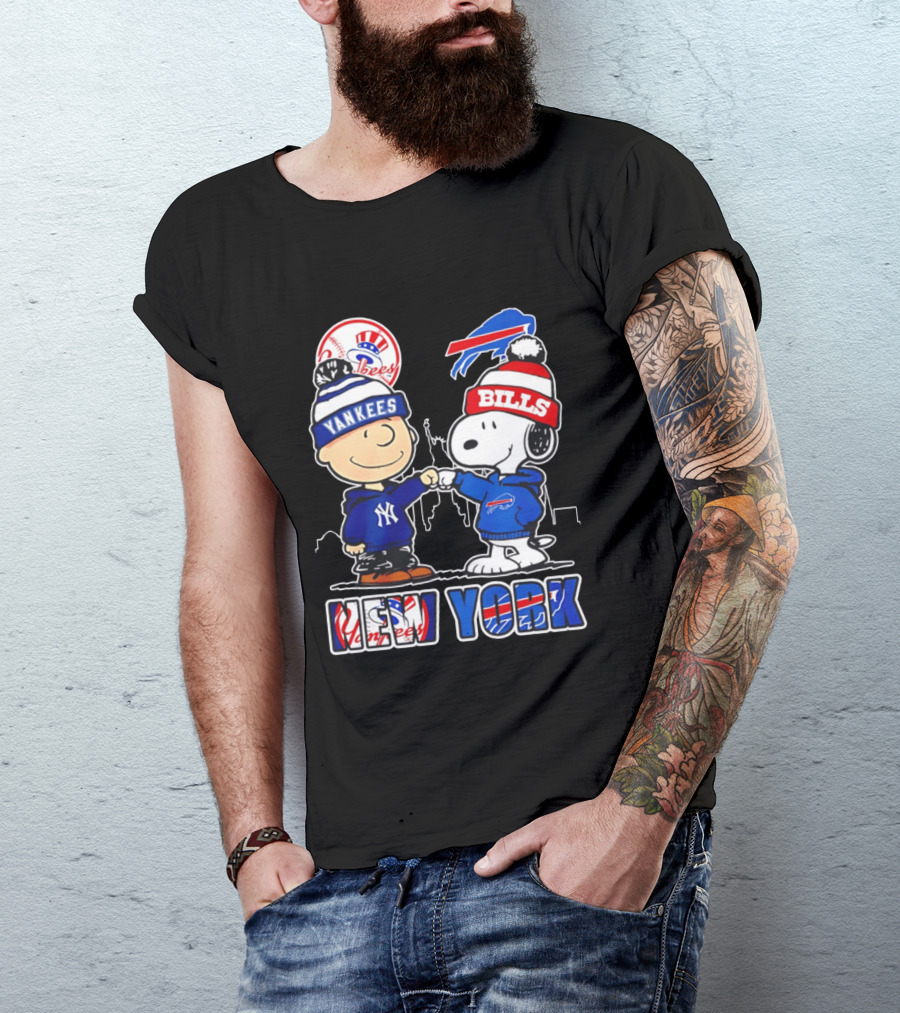 New York Yankees Buffalo Bills Charlie Brown Snoopy Fist Bump Skyline T-Shirt
