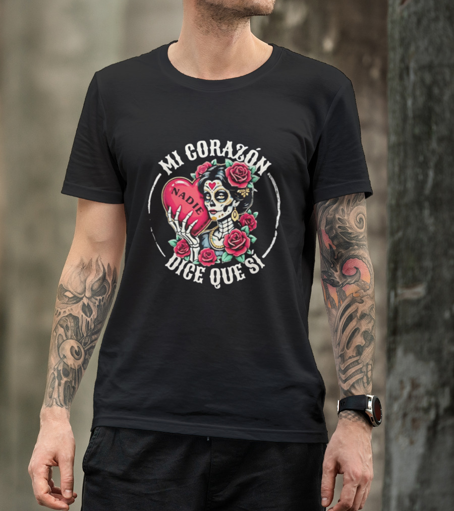 Mi Corazon Dice Que Si Nadie Flower Skeleton Girl With Heart And Roses T-Shirt