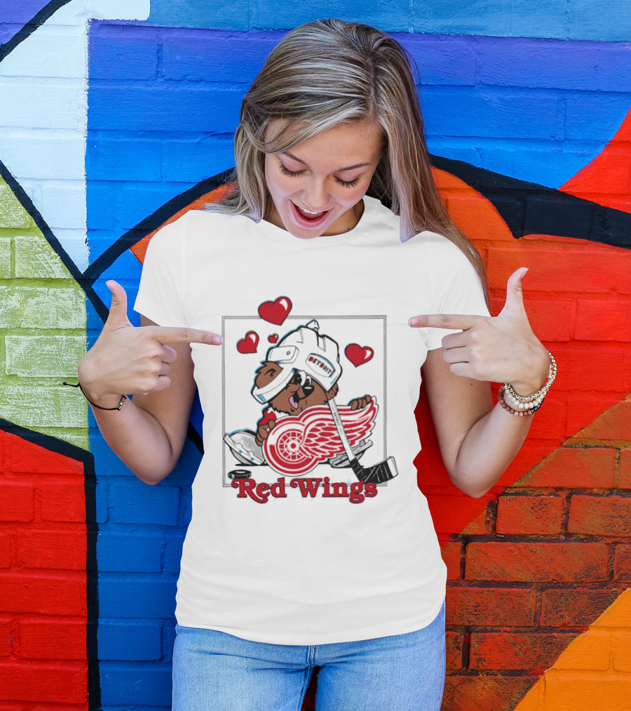 Detroit Red Wings Bear Hugging Hockey Heart With Hearts T-Shirt
