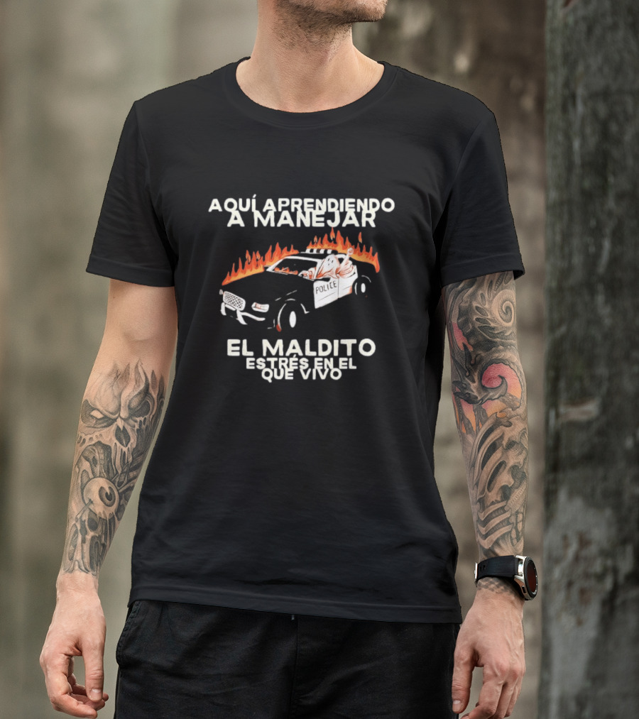 Aquí Aprendiendo A Manejar El Maldito Estrés En El Que Vivo Policía Coche En Llamas T-Shirt