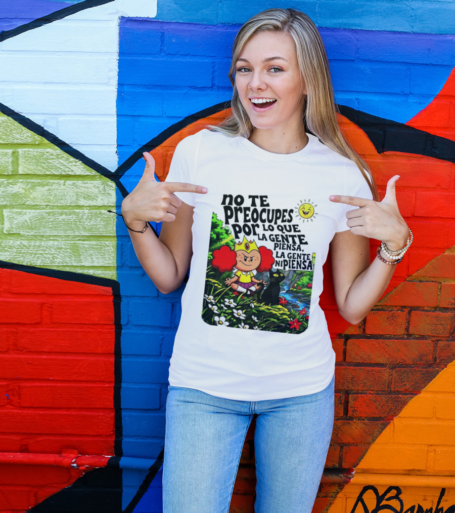 No Te Preocupes Por Lo Que La Gente Piensa Meditando Chica Corona Gato T-Shirt